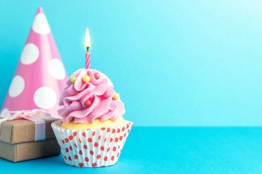 Çeşitli parti dekorasyonu ve kekleri olan renkli bir kutlama geçmişi var. Asgari parti konsepti. 