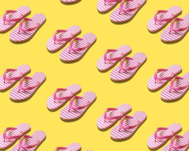 Sarı arka planda yaratıcı plaj terlik desen. Yaz minimal kavramı.