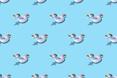 Mavi arka planda şişme Unicorn havuz oyuncak deseni. Minimal yaz konsepti.