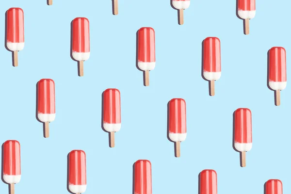 밝은 배경에 아이스크림으로 만든 창조적 인 여름 패턴. 최소한의 여름 컨셉. — 스톡 사진