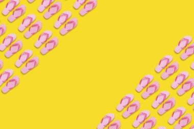 Sarı arka planda yaratıcı plaj terlik desen. Yaz minimal kavramı.