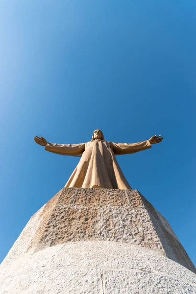 Jésus-Christ au sommet du Temple du Sacré-Cœur de Jésus sur le Mont Tibidabo contre le ciel bleu, Barcelone, Espagne . — Photo