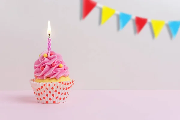 Bunte Feier Hintergrund mit Cupcake. Minimales Parteikonzept. — Stockfoto