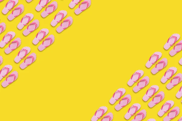 Kreative strandtøfler på gul bakgrunn. Minste sommertid . – stockfoto