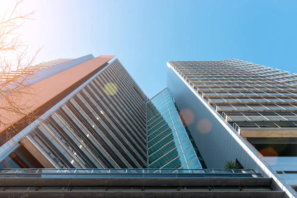 Современное офисное здание с фасадом из стекла на фоне неба . — стоковое фото