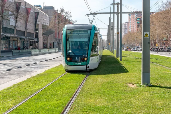 Barselona, İspanya - 16 Mart 2019: Barselona şehrinde modern tramvay manzarası.