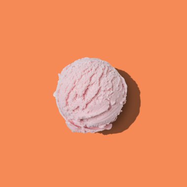 Parlak arka planda pembe dondurma kepçe. Minimal yaz konsepti