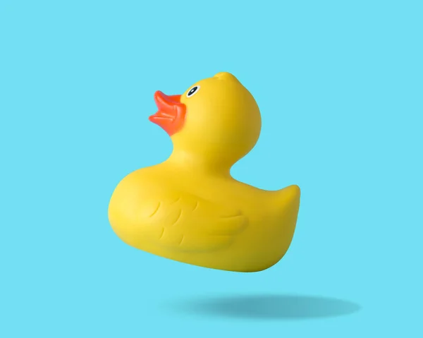 Canard en caoutchouc jaune sur fond bleu. Concept minimal d'été . — Photo