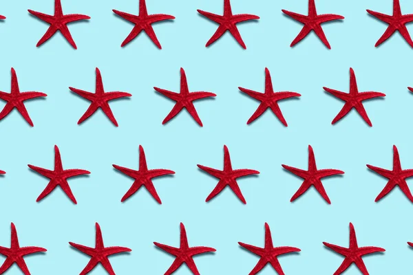 Fantasia creativa di stelle marine rosse su sfondo blu. Concetto estate minima . — Foto Stock