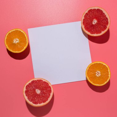 Sert gölgeler ile pembe arka plan üzerinde yaratıcı meyve kompozisyon. Yaz minimal konsept.