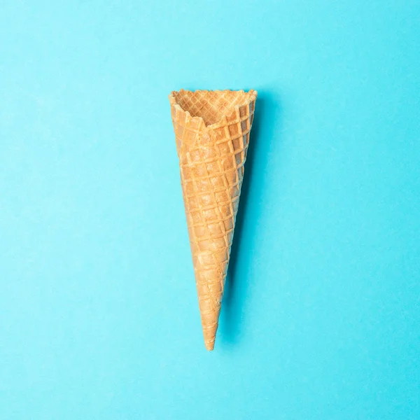 Cono de helado sobre fondo azul. Concepto de verano mínimo . — Foto de Stock