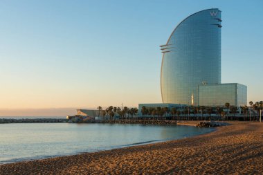 Barcelona, İspanya - 17 Mart 2019: Barceloneta Sahili ve Barcelona, İspanya 'daki W Oteli.