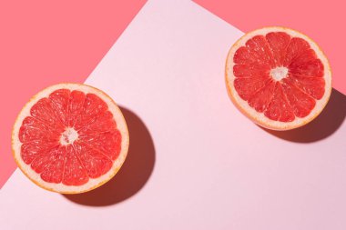 Sert gölgeler ile pembe arka plan üzerinde yaratıcı meyve kompozisyon. Yaz minimal konsept.