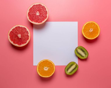 Sert gölgeler ile pembe arka plan üzerinde yaratıcı meyve kompozisyon. Yaz minimal konsept.