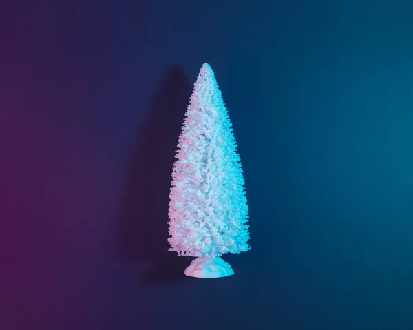 Fehér karácsonyfa élénk, merész, gradiens holografikus színekben. Karácsony és újév minimális művészeti koncepció. — Stock Fotó