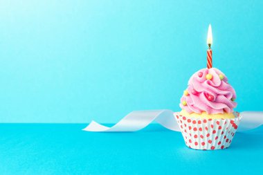 Cupcake ile renkli bir kutlama geçmişi. Asgari parti konsepti.