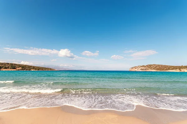 Ondas suaves do mar na bela praia no fundo do céu. Praia de Voulisma na ilha de Creta . — Fotografia de Stock