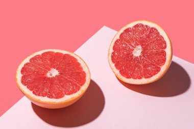 Sert gölgeler ile pembe arka plan üzerinde yaratıcı meyve kompozisyon. Yaz minimal konsept.