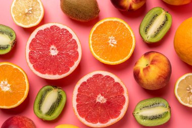 Sert gölgeler ile pembe arka planda yaratıcı meyve kompozisyon.