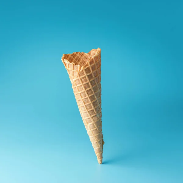 Cono de helado sobre fondo azul. Concepto de verano mínimo . — Foto de Stock