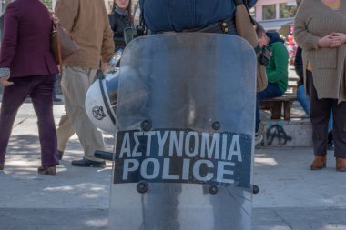 Geçit sırasında kalkan ile Yunan isyan polis.