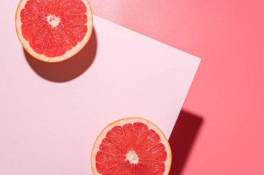 Sert gölgeler ile pembe arka planda yaratıcı meyve kompozisyon.