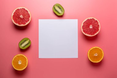 Sert gölgeler ile pembe arka plan üzerinde yaratıcı meyve kompozisyon. Yaz minimal konsept.