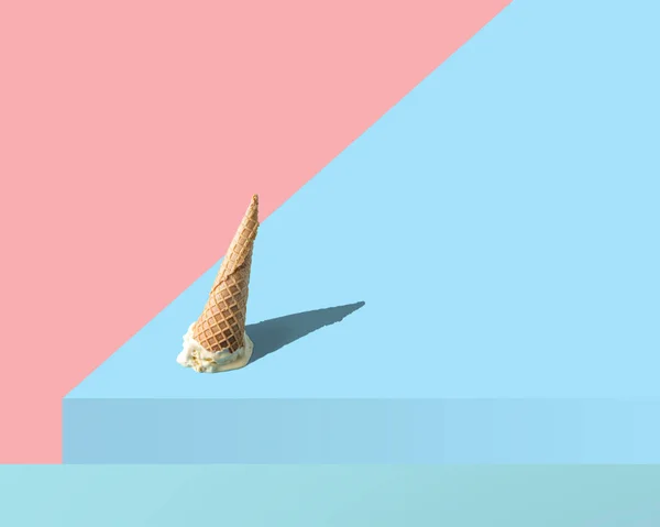 Glace fondue avec cône de crème glacée sur fond bleu pastel. Concept minimaliste de nourriture d'été . — Photo