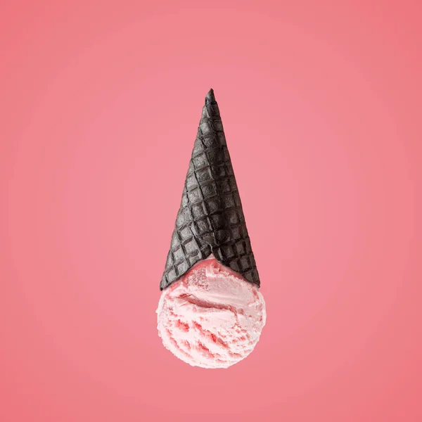 Cuchara de helado con cono de helado negro al revés sobre fondo brillante. Concepto de verano mínimo . — Foto de Stock