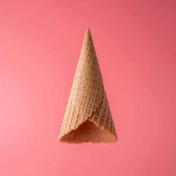 De cabeça para baixo cone de sorvete no fundo brilhante. Conceito mínimo de verão . — Fotografia de Stock