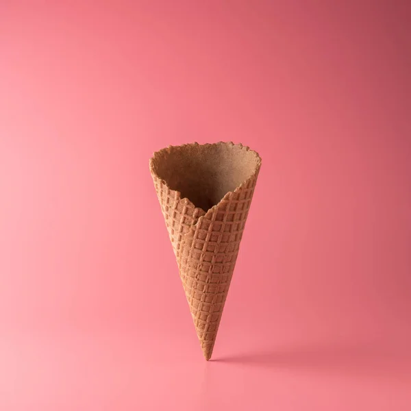 Pembe arka planda dondurma koni. Minimal yaz konsepti.