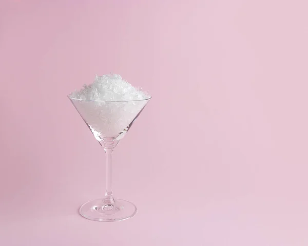 Neige en verre de martini sur fond rose pastel. Concept de Noël ou Nouvel An minimal . — Photo