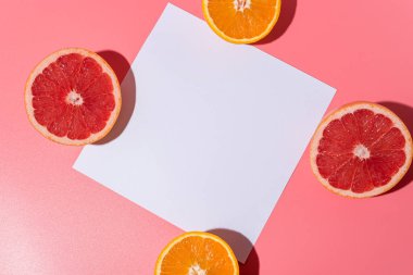 Sert gölgeler ile pembe arka planda yaratıcı meyve kompozisyon.