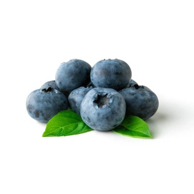 Beyaz arka planda yeşil yaprak ile taze ham organik yaban mersini. Gıda konsepti.