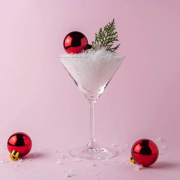 Karácsonyfa csecsebecse a martini pohár pasztell rózsaszín háttér — Stock Fotó
