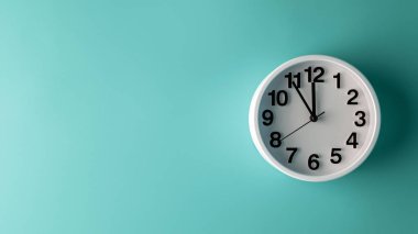 Mavi duvarda beyaz saat. Minimal zaman kavramı. Noel veya Yeni Yıl minimal kavramı.