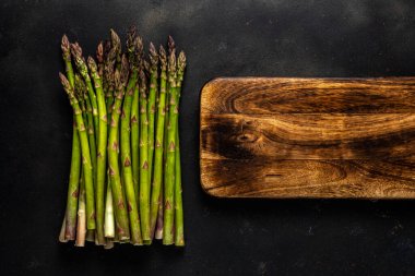 Siyah bir masada taze kuşkonmaz manzarası. Gıda arkaplanı.