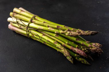 Siyah bir masada taze kuşkonmaz manzarası. Gıda arkaplanı.