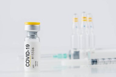 Coronavirus aşı şişesi camında beyaz bir şırınga var. Covid-19 ilaç aşısı konsepti. Dünya salgını konsepti.