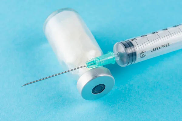 Skleněná Injekční Lahvička Vakcínou Injekční Stříkačkou Modrém Pozadí Koncept Očkování — Stock fotografie