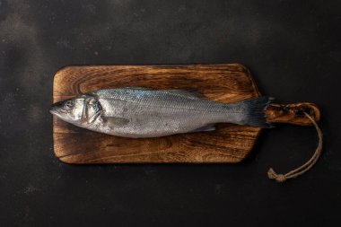 Tahta üzerinde taze deniz kabuğu balığı. Deniz ürünleri konsepti.