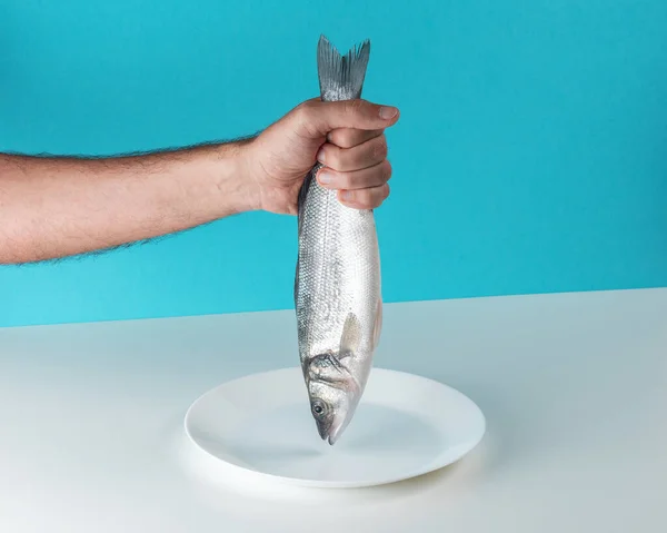 オスの手は新鮮な海草の魚を持っています 最小限の創造的な概念 — ストック写真