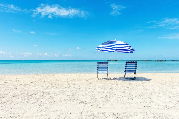 Twee Stoelen Onder Paraplu Tropisch Strand Zomervakantie Concept — Stockfoto