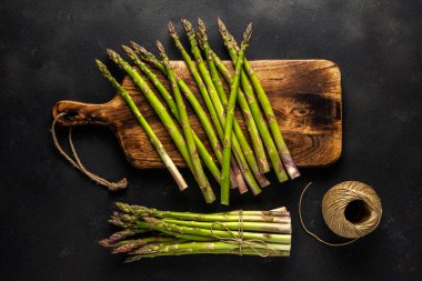 Siyah bir masada taze kuşkonmaz manzarası. Gıda arkaplanı.