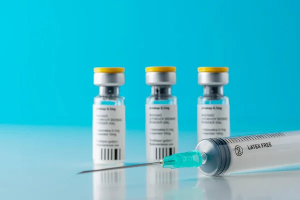 Vaccin Injektionsflaska Glas Med Spruta Blå Bakgrund Begreppet Medicinvaccination Begreppet — Stockfoto