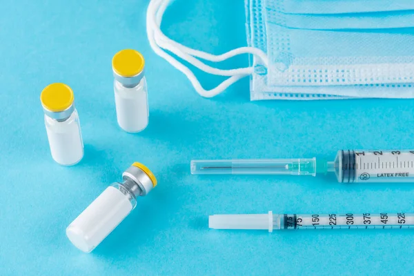 Vaccin Injektionsflaska Glas Med Spruta Blå Bakgrund Begreppet Medicinvaccination Begreppet — Stockfoto