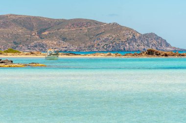 Tropikal plajlı yaz arkaplanı. Tatil ve seyahat konsepti. Elafonisi Yunanistan.