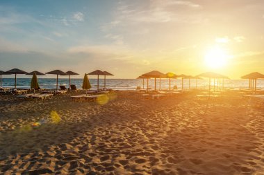 Günbatımında tropik plajlarla yaz arkaplanı. Tatil ve seyahat kavramı.