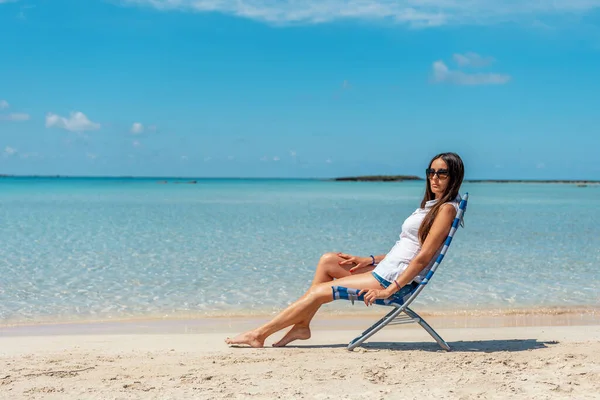 Gelukkige Vrouw Zittend Stoel Een Tropisch Strand Zomervakantie Concept — Stockfoto