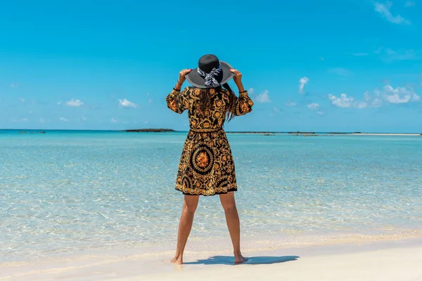 Mode Vrouw Met Een Hoed Een Tropisch Strand Zomervakantie Concept — Stockfoto